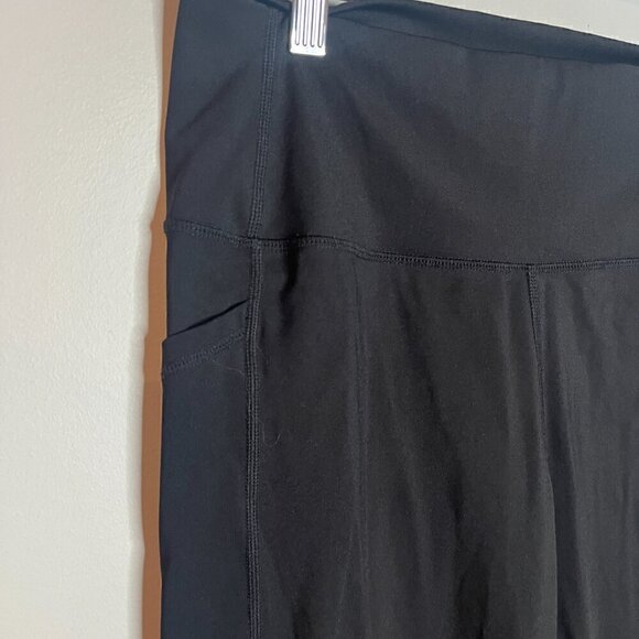 Zyia Active black side pocket cropped athletic leggings - Picture 2 of 5